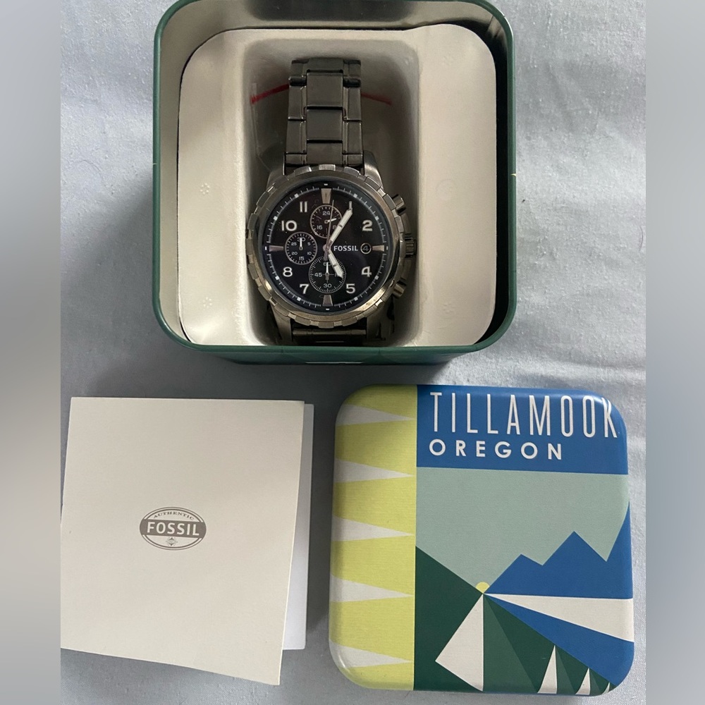 Mens fossil watch with tin